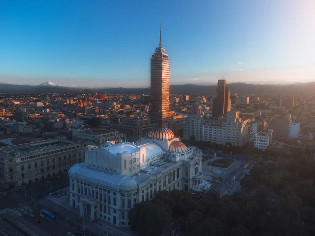 Torre Latinoamericana y el horizonte de la Ciudad de México al atardecer